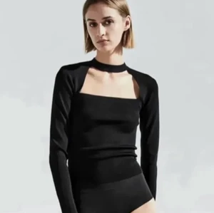 Svarta zara tröja stl S - Svarta zara tröja ifrån zara i stl S, köptes för 259kr säljer för 100kr plus frakt, använts 3 gånger max, mer bilder och information finns hos mig privat!❤️❤️