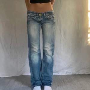 Säljer dessa supersnygga y2k lågmidjade straight jeans från Replay. Har använt cirka 1-2 gånger och är i jättebra skick. (Första bilden är lånad) 💓
