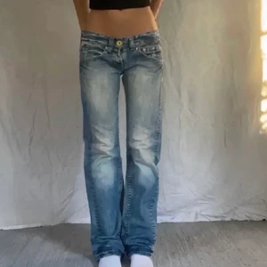 Replay jeans  - Säljer dessa supersnygga y2k lågmidjade straight jeans från Replay. Har använt cirka 1-2 gånger och är i jättebra skick. (Första bilden är lånad) 💓