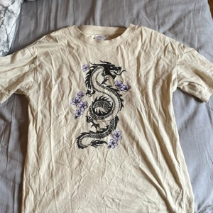 t-shirt med en drake på - Använd 1 gång