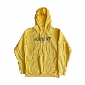 MrBeast Hoodie - En cool gul MrBeast luvtröja i fint skick. Inga fläckar eller slitage. Riktigt bra kvalite. För mått kontakta mig! Samfraktar gärna :) Frakt metod: PostNord spårbart 66 kr 📦