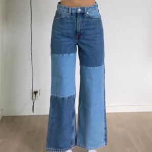 Tvåfärgade jeans  - Jeans från monki🤍aldrig använda🤍passar på mig som är 155cm🤍köparen står för frakten på 79kr🤍
