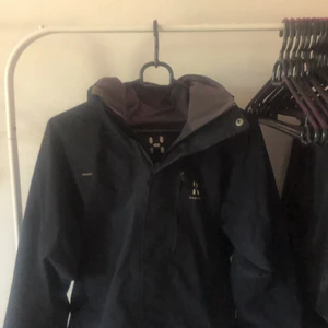 Haglöfs jacka Goretex - Fint skick inte tecken på slitage köpt för 3000 passar inte mig längre passade mig bäst när jag va 160-170. Nås här svarar snabbt 