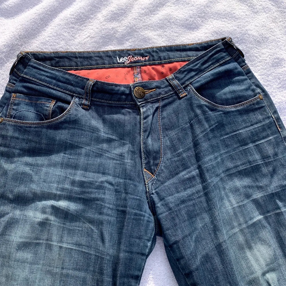 Säljer dessa utsvängda lågmidjade jeans från Lee💕 Köpta secondhand. Passar mig med S/M ca, kan skicka mått om så önskas. De är uppsydda en bit men går enkelt att lägga ner ett par cm! Köpare betalar frakt . Jeans & Byxor.