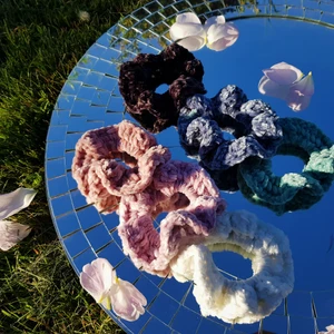 Chunky Scrunchies - Säljer dessa fina scrunchies som är virkade i velvet garn! Måttet på hårbandet är ca 10cm i diameter🌸 Kommer i 6 olika färger: gammelrosa, kall rosa, vitt, svart, marinblått och grön-turkos💜 1st för 35kr och 2st för 60kr! + 13kr frakt❣