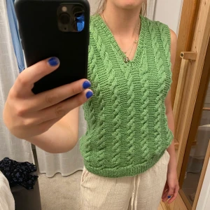 Stickad väst - Jättefin grön stickad väst. Storleken står tyvärr inte på men skulle säga att det passar en person mellan xs-m då den passar mig bra. Så fin men kommer inte till användning! 💗 material