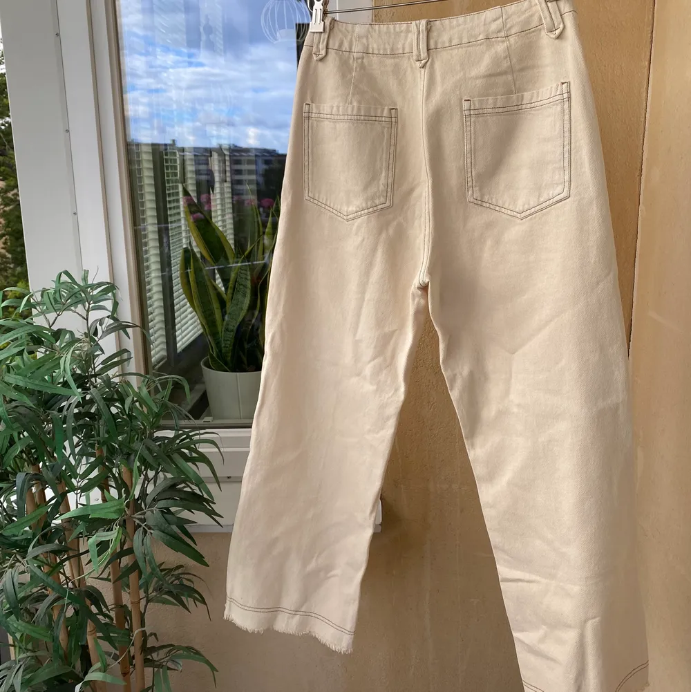 Lapparna kvar, går undefär till ankeln (lite längre) på mig som är 166cm. Kan hämtas i Telefonplan alternativt fraktas och då står köparen för frakt 🌸. Jeans & Byxor.