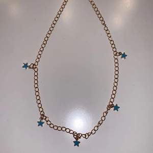 Ett helt nytt halsband med berlocker med blåa stjärnor Ny pris är: 25 kr 