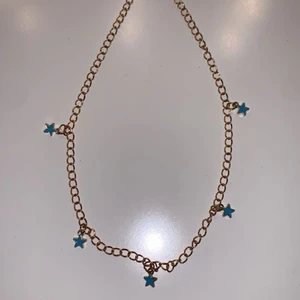 Stjärn halsband  - Ett helt nytt halsband med berlocker med blåa stjärnor Ny pris är: 25 kr 