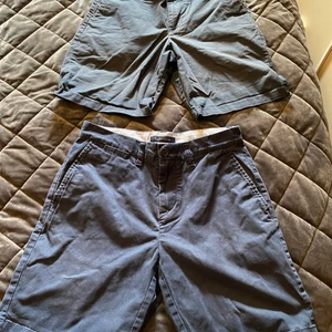 Marinblåa Shorts strl S - Här har du ett par Ck shorts och även ett par Tommy hilfiger shorts som jag bara har använt några få gånger. Skicket på dem är jättebra, inget fel alls. Marinblåa och båda är i storlek S för 500kr. Köparen står för frakten