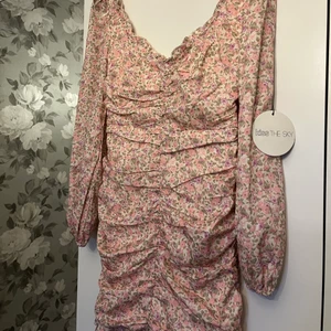 Söt blommig klänning - Säljer denna söta blommiga klänningen från Nelly, aldrig använd och prislapparna kvar. Den är i storlek xs men skulle säga att den även kan passa en S