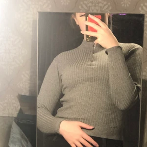 Ribbad tröja - En grå ribbad (?) tröja från H&M i storlek Xs, men den funkar för mig som är vanligtvis M💕