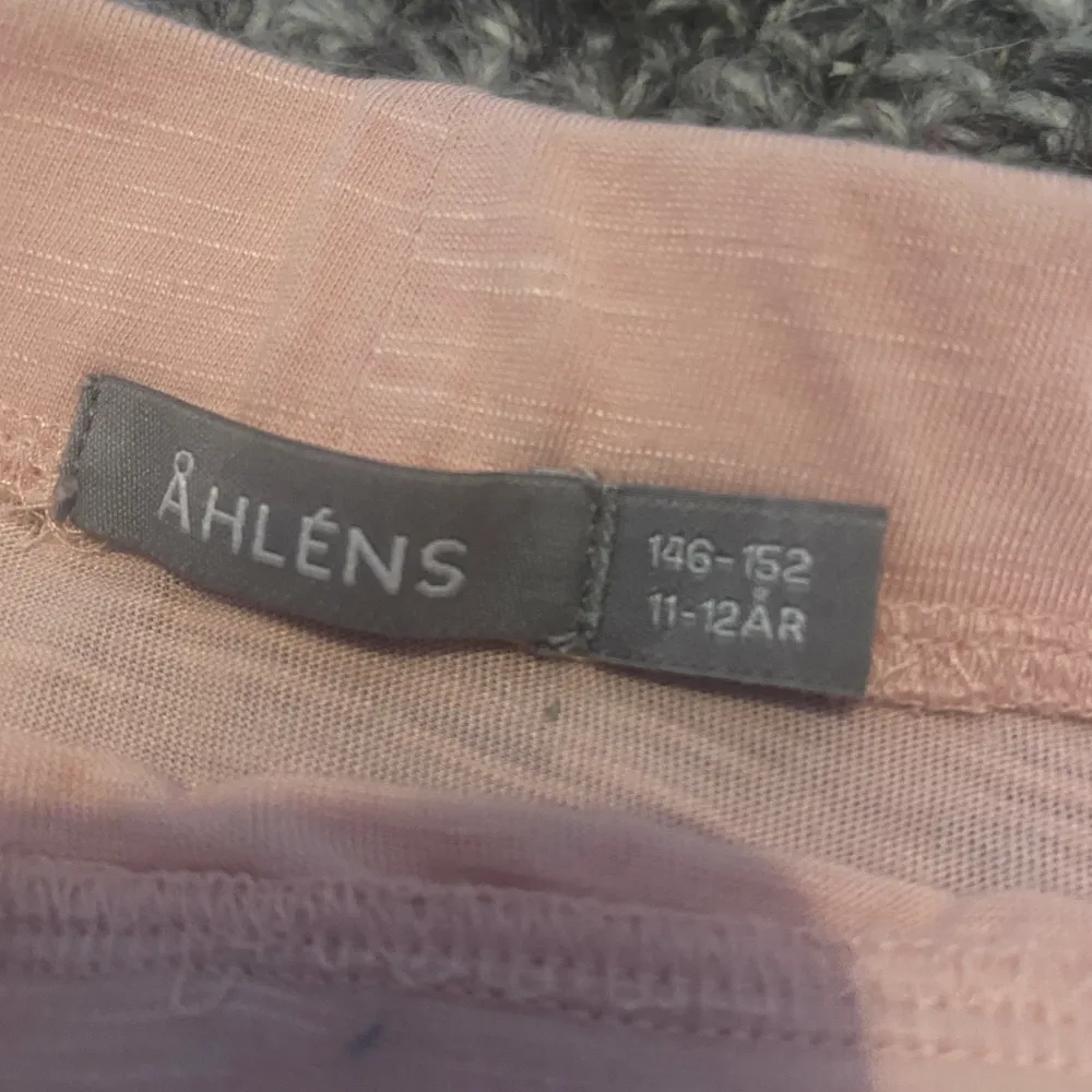 Köpte för något år sedan, men har används ca 2-3 gånger. Superfin kjol från Åhléns i mjukt tyg, köptes för 200kr. Kjolar.