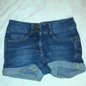 Shorts  - Blåa jeans shorts, som är jätte fina men inte kommit till användning på ganska länge 