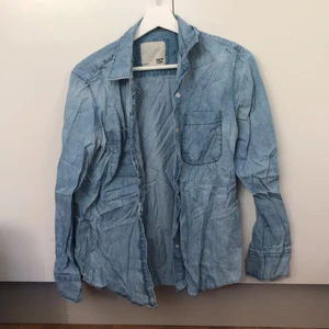 Jeansskjorta  - Jeansskjorta i fint skick, sparsamt använd