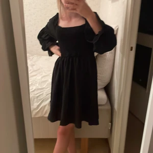 Svart klänning  - Svart klänning som jag aldrig använt pga för stor för mig storleken är xxs men passar xs och s💕💕