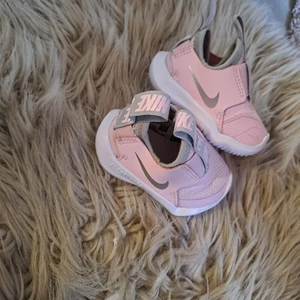 Bebis första rosa helt nya nike skor  - Strl 17, perfekt för att lära s iig gå/flörsta skorna. Bara testade 