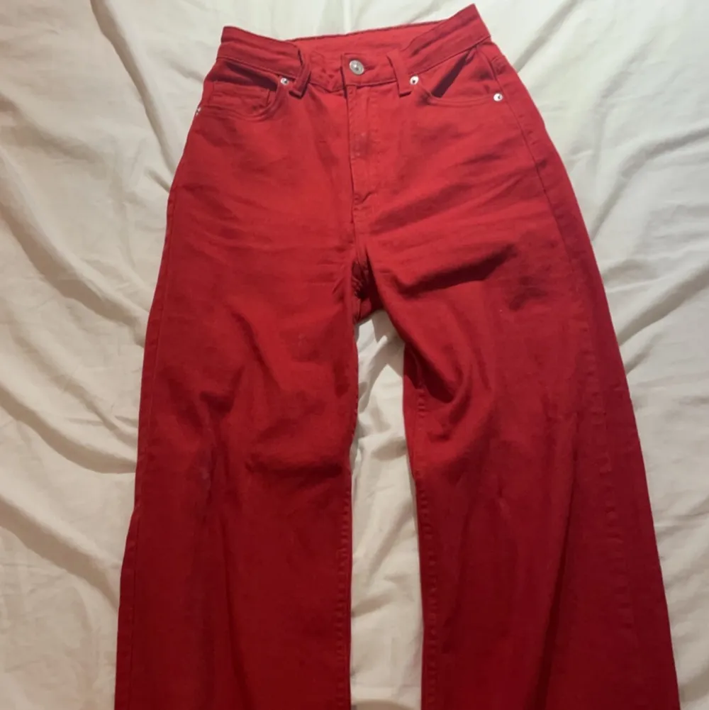 Röda jeans som använts fåtal gånger, bra kvalitet och passar perfekt för mig som är 163. Jeans & Byxor.
