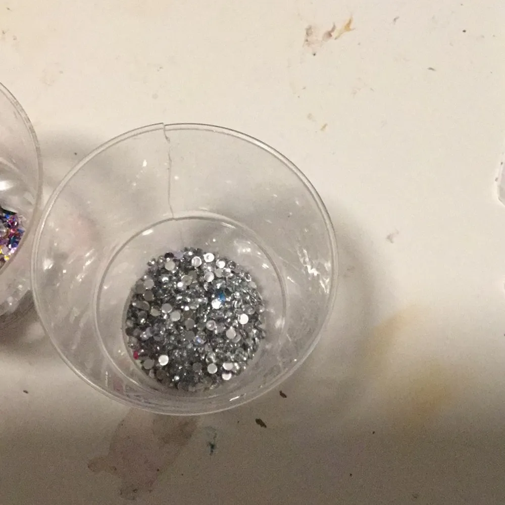 Detta e två st glas med pärlor som man har t naglar ena är endast silvriga o runda o dom andra är olika former o olika färger 400 sonna . Övrigt.