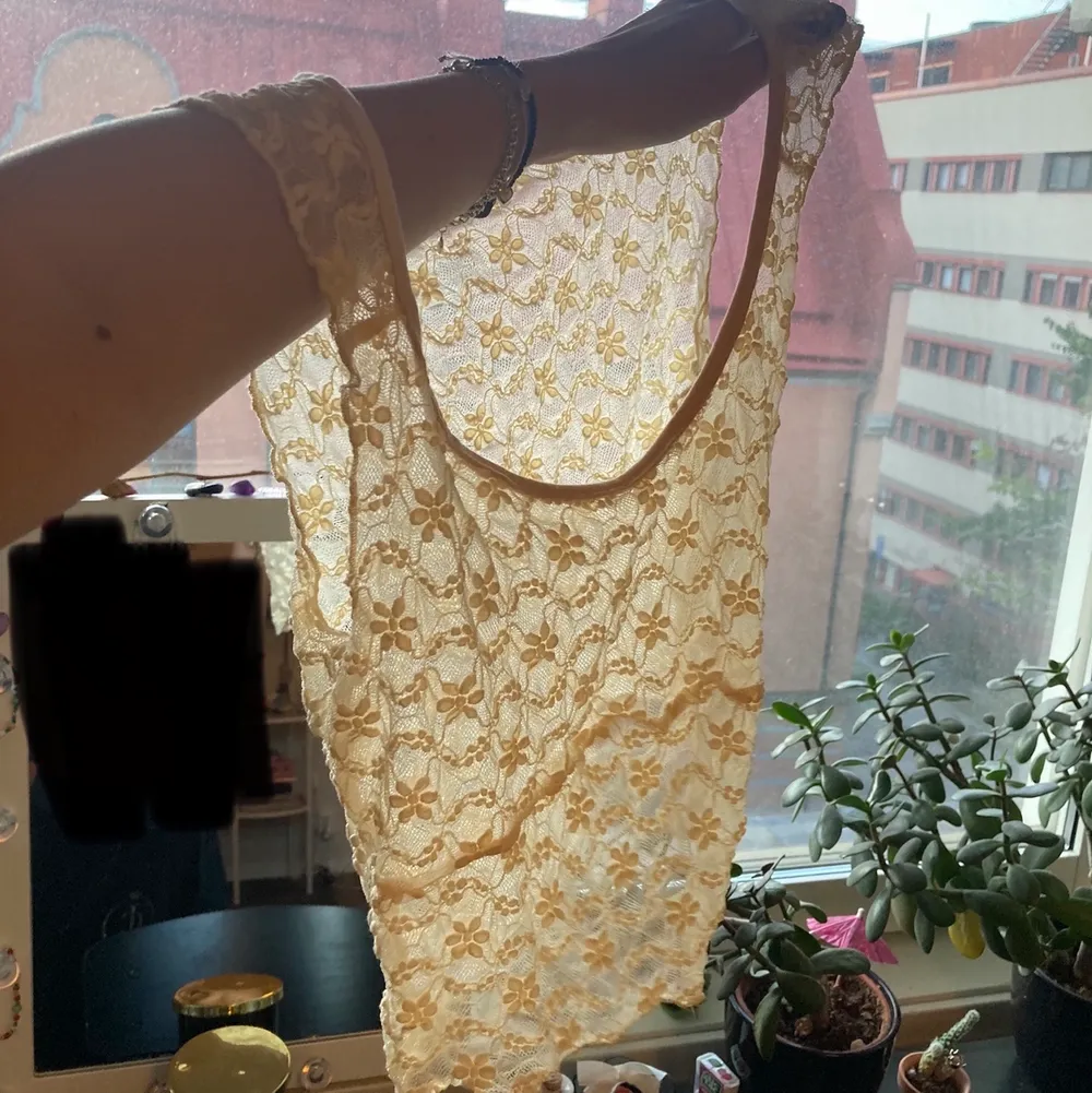 Beiget linne från shein som är genomskinligt med blommor på. T-shirts.