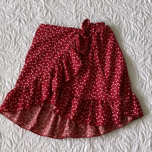 Röd kjol  - Säljer denna fina kjolen för bara 50kr+frakt, har bara använt den en gång, jag kommer ihåg att jag köpte den för ca 110-120kr men jag säljer den för bara 50kr då jag vill bli av med den så fort som möjligt. Köp sker via chatt inte köp nu funktionen💗