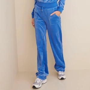 Juicy couture  - Blåa juicy couture byxor i storlek S, knappt använda. 800kr +Frakt