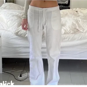 Vita linnebyxor - Slutsålda linnebyxor i storlek 40. Jag har sprättat upp dem längst ner för att få dem ännu längre, jag är 175. Skriv för frågor & pris. (Jag använder mig INTE utav köp direkt funktionen)