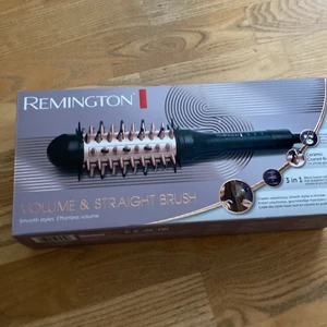 Volymvärmeborste - Värmeborste från Remington , ger volym och glans till håret. Använd få gånger och i bra skick, har tre olika inställningar/värmetemperaturer