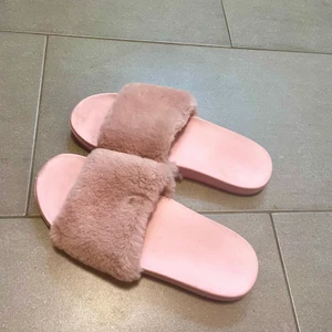 Skor - Fluffiga rosa tofflor, knappt använda, mjuka och sköna 