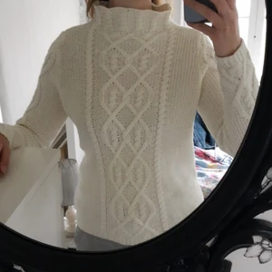 Vit Stickad tröja från Lindex - Vit Lindex stickad tröja i strl M. Fick den och har aldrig använt den :)