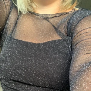 Glittrig meshtröja - Endast använd en gång!! En fin glittrig meshtröja från Chiquelle i storlek S. 