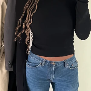 A-dsgn long sleeve top - Vad: OT Svart topp från A-dsgn. Observera att min är Svart och inte vit som huvudbilden! 🖤 Storlek: L men liten i storlek då den ej är stretchig Pris: 396 kr inkl spårbar frakt Material: 100% polyester Skick: Fint skick men en del små noppror här och var.