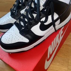 Dunks panda - Säljer mina dunks i storlek 40. Använda ett fåtal gånger. Köpte de på Nike i Täby c. Kan även skickas spårbart. Pris 1600:)