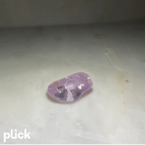 Ametrin💜 - - [x] Ametrin består av en kraftfull kombination av både Ametist och Citrin. En starkt andlig sten, som underlättar kontakt med andevärlden. Ökar din kreativitet, balanserar, och är starkt lugnande.