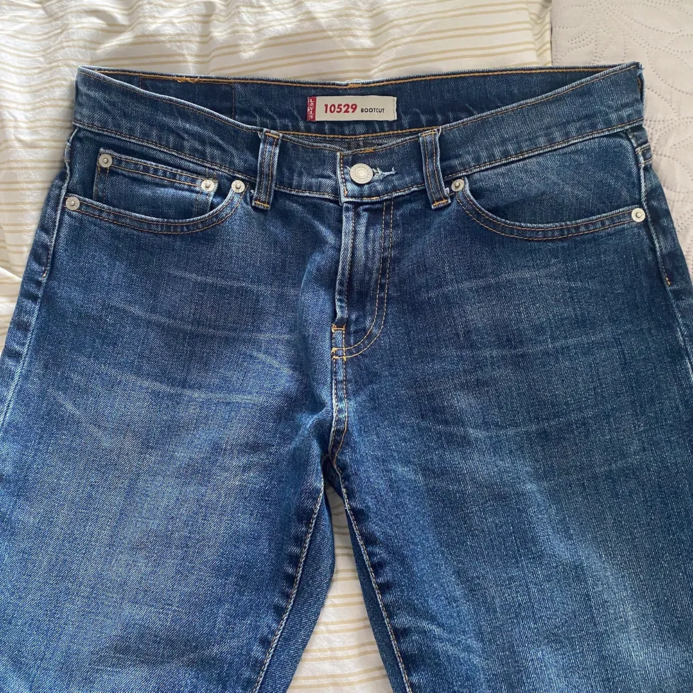 Säljer dessa lågmidjade levis jeans då  dem är lite förstora för mig som vanligt vis har 36/34 i jeans. Skulle nog passa någon som har 38+ Dem är i nyskick och skulle säga att modellen är en blandning av straight och bootcut❤️. Jeans & Byxor.