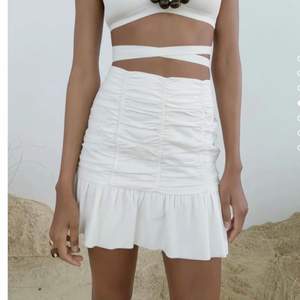 Helt oanvänd linne-kjol från Zara med alla lappar kvar! Säljer då den ej kommer t användning❣️💗 Slutsåld i storlek xs på hemsidan, Nypris: 379kr
