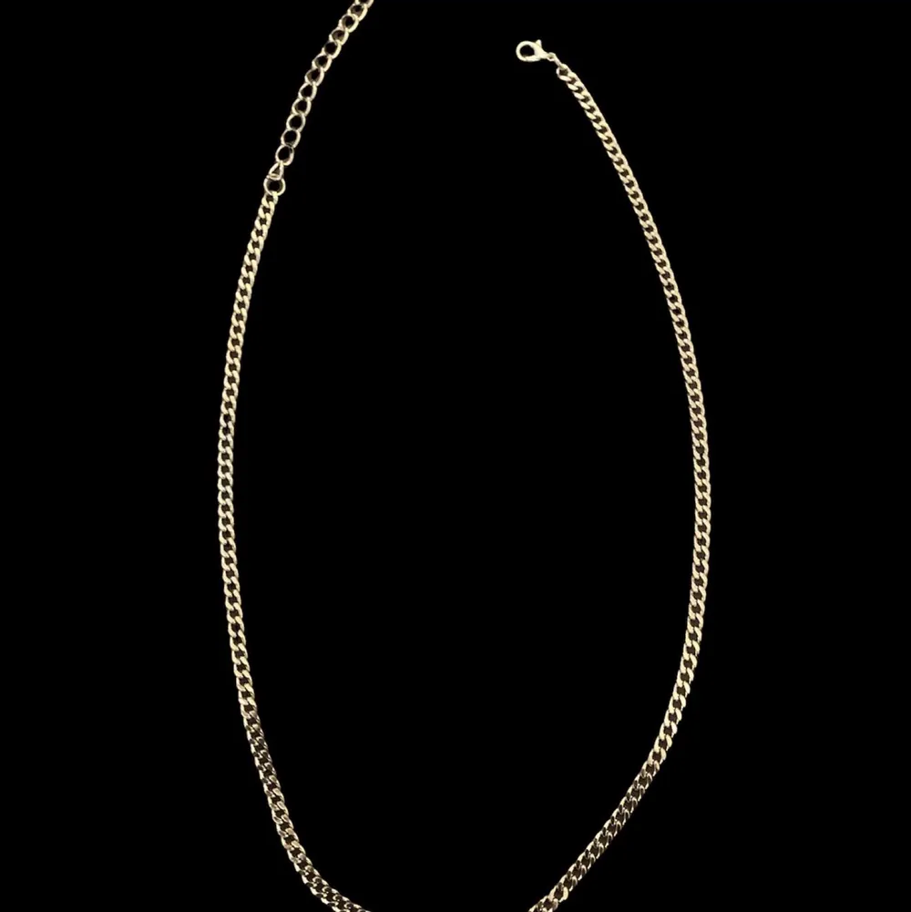 Halsband i rostfritt stål, längd 50-55 cm, bredd 3mm. Accessoarer.