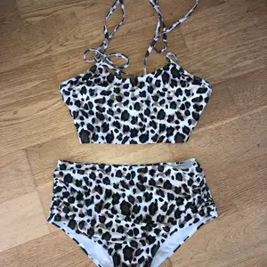 Fin bikini i leopardmönster (rätt färg i bild 3). Fint skick!
