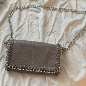 Tiamo - Säljer min Tiamo väska i grå som även är slut på scoretts hemsida. Den är i bra skick och säljer då den inte kommer till användning. Hyfsat ny då den är köpt för 1/2 år sedan.💖 Nypris är 450kr 