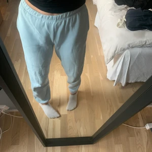 Mysbyxor ifrån ginatricot  - Blåa mysbyxor ifrån ginatricot nöstan o andvända så i bra skick kontakta vid eventuella frågor😊