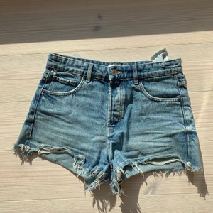 Populära jeansshorts från zara! - Säljer dessa midrise jeansshortsen ifrån zara som jag har älskat men som inte riktgt kommer till så mycket användning längre💕