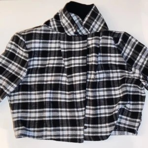 Rutig kofta med axel puffar - Svart vit rutig kofta med axel puffar, från shein storlek xs. Frakt ingår i priset❤️