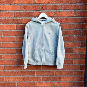 En snygg zip hoodie från Ralph Lauren i ungdomsstorlek L. Knappast använd och i väldigt gott skick! Kan upplevas som något liten i storlek. Nypris ca. 800kr. 