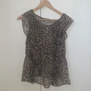 Leopard blus - Jätte fin leopard 🐆 blus som kan användas till vardag även fest! 🥳 användes 2 gånger, sedan dess har den bara suttit hemma.  