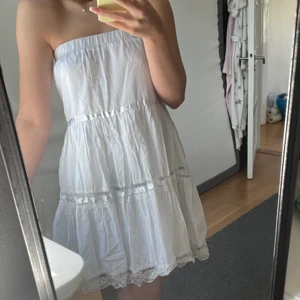 söt klänning  - jättesöt klänning, skriv om ni har frågor🤍 passar xs-s ❗️tryck ej på köp direkt❗️