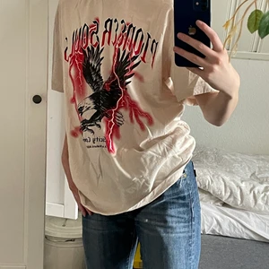 Beige t-shirt med tryck  - Cool t-shirt från New Yorker säljes pga ej min stil. Är i bra skick och har använts ca 2 ggr.  25kr + frakt  Storlek: S, men sitter som en S/M. 