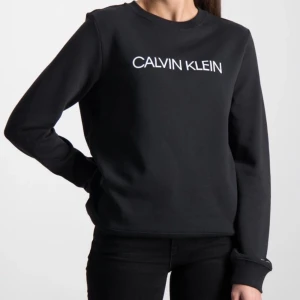 Calvin Klein Svart Logo Sweatshirt - Sweatshirt från Calvin Klein. I storlek 164 (motsvarar XS). Använd ett fåtal gånger, i mycket gott skick.