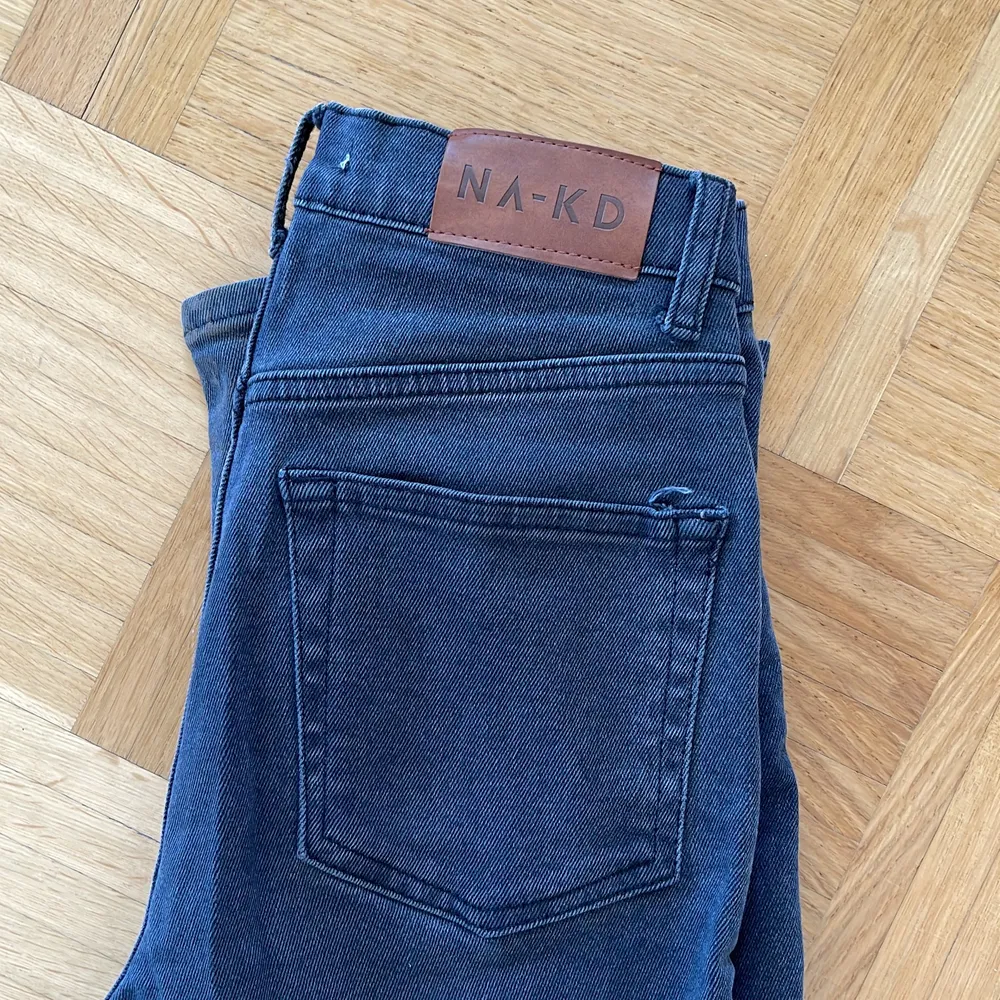 Snygga raka jeans med hål i knäna från NAKD. Säljes pga att de ej kommer till användning. Bra skick. (KLICKA INTE PÅ KÖP NU FUNKTIONEN!). Jeans & Byxor.