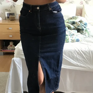 Jeanskjol från CW - Denimkjol från carin wester i storlek 34. Köptes för någon månad sedan men storleken var lite liten på mig. Supersnyggt med jeanskjol. Passar året om! 
