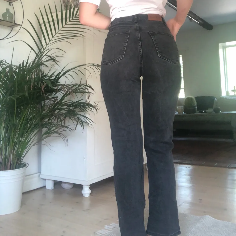 Säljer ett par svarta jeans från NA-KD i storlek 36. Rak passform och true to size. Stängs med hjälp av knappar.. Jeans & Byxor.